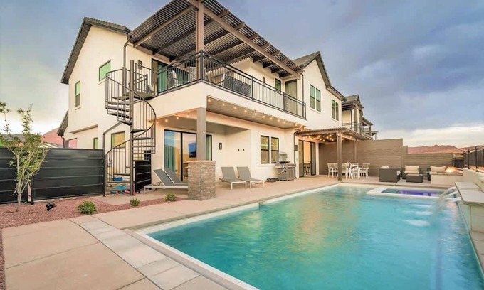 Santa Clara House | 52-53| Poolhouse Duplex in St George with 2 Pools and Hot Tubs