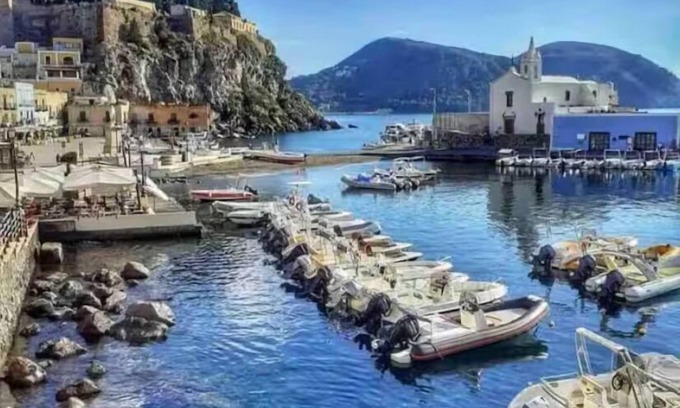 Lipari Historic Centre Apartment | 55 Via Roma. Apartment in the historic center a stone's throw from the sea.