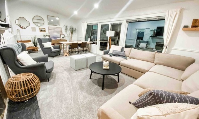 Bridle Trails House | 5645 116th Ave NE Kirkland Whole House · Spacious Kirkland Work-Ready Home-2 Off