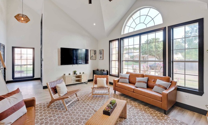 Dallas House | 5BD/2.5BA Luxury Modern Vibes | Pool & Playground