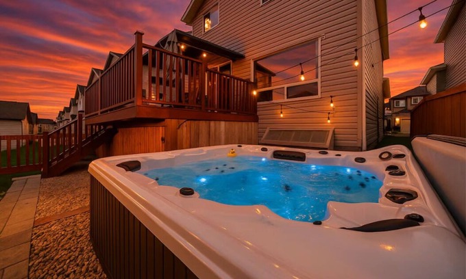 Southeast Edmonton House | 5BD Jungle Oasis - HotTub - BBQ - KingBed - Games - Garage