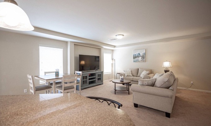 Enterprise House | 5bedrooms、3.5 bath、16 sleep,near the airport