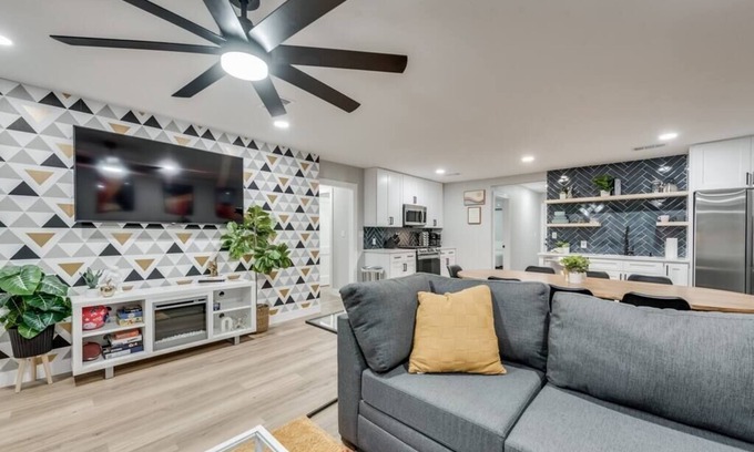 Denton House | 5BR/3BA walking distance to UNT with covered patio