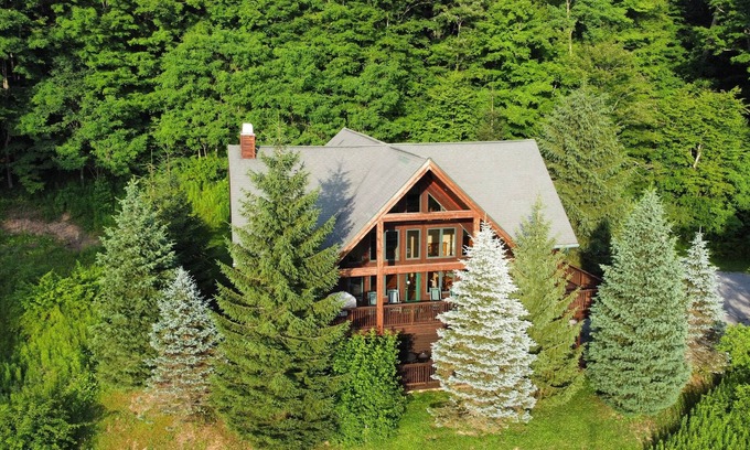 Slaty Fork Cabin | 5BR Chalet | Hot Tub Fire Pit Fall Retreat 3 Kings