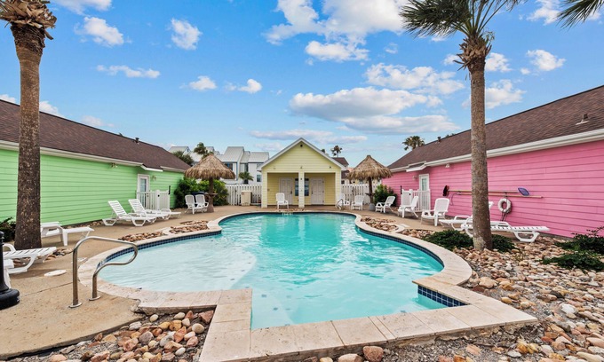 Corpus Christi House | 5min to Beach Family-Friendly Island Retreat Quiet Pool Access + Private Yard