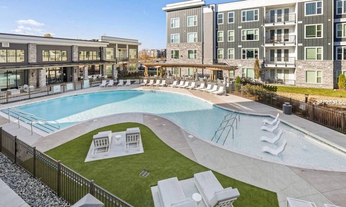 Haynes Area Apartment | 5min to Broadway | Pool | King Bed | Gym | Parking