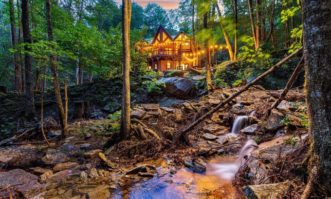 Beech Mountain Cabin | 5Min2Ski|Private2Acres|Creek|HotTub|GameRm|FirePit