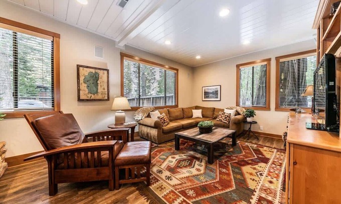 Tahoe Tavern House | 6-8 Miles to Palisades|Alpine|Homewood|Walk to TC