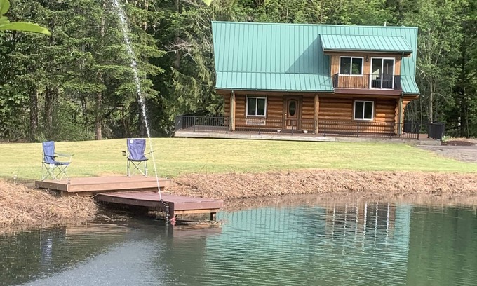 Oakridge Cabin | 6 BDRM Log Cabin on Big Fall Creek