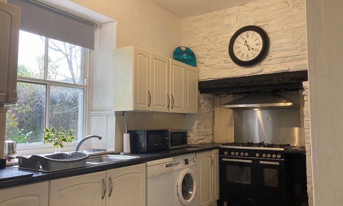 Nantlle House | 6-Bed House in Snowdonia with your own private pub