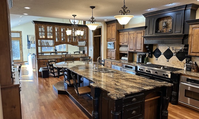 Kearney House | 6 bedroom 5 bathroom kearney NE house huge kitchen and theatre.