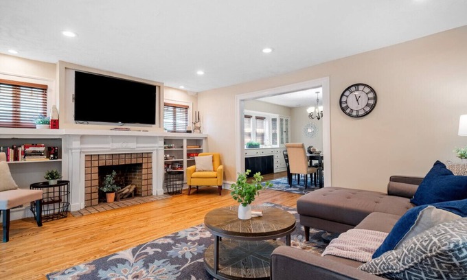 Cleveland House | 6 Bedroom Entire Duplex for Large Groups!