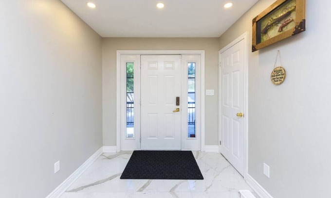 Caledon House | 6-bedroom house in enchanting Caledon Village with WiFi, AC, fitness equipment