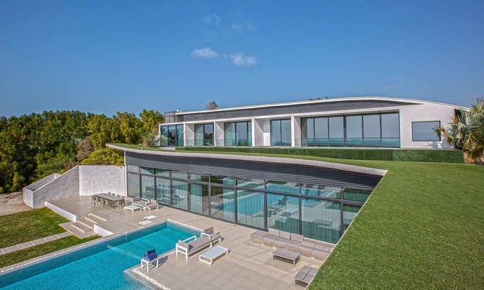 Abu Dhabi Villa | 6 Bedroom Luxury Mansion, Private Island, Private Beach and Pool