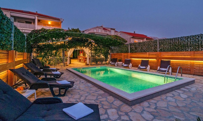 Kamen House | 6 bedroom nice home in Zrnovnica