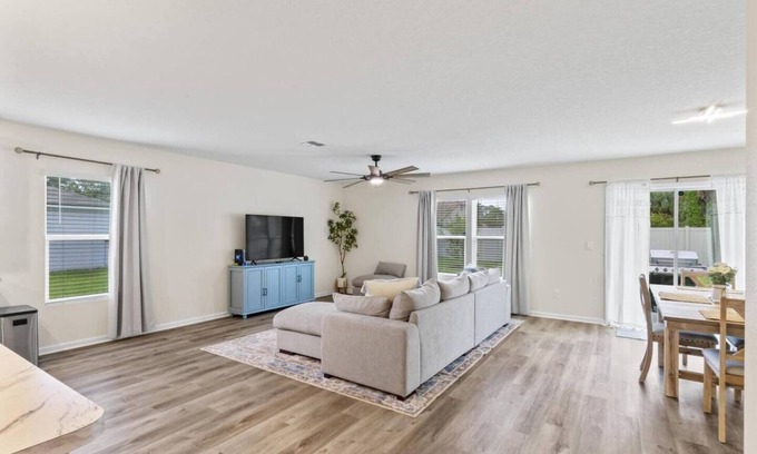 Indian Trails House | 6 Beds | 12 Mins to the Beach | Pets OK fenced in yard!