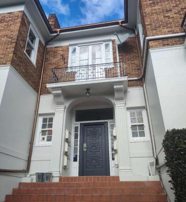Parnell Apartment | 6 beds including 4 double beds and 2 single sofa beds in 1 bedroom and 1 living room apartment