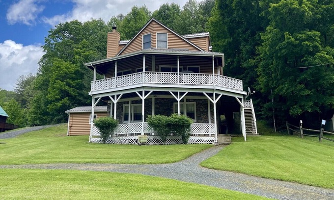 Crumpler Cabin | 6 BR RIVER FRONT, Dog Friendly, PingPong Table, WIFI, King Bed, Fire pit