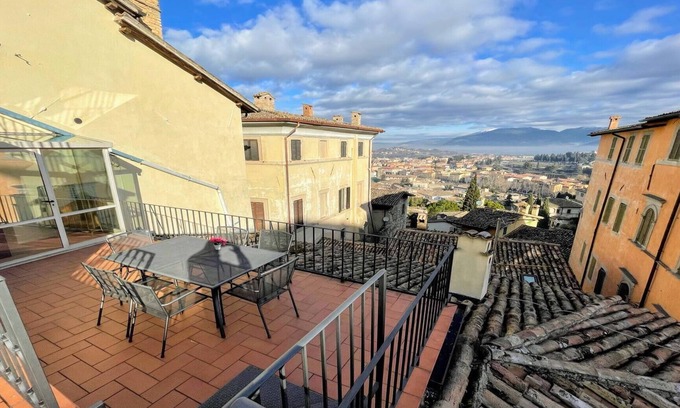 Spoleto Apartment | 6 guests apt with terrace in pedestrian historic centre of Spoleto