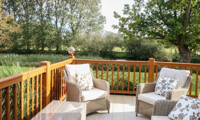 Haveringland Cottage | 6 LAKEVIEW, pet friendly, with a garden in Reepham, Norwich
