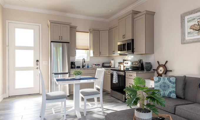 Englewood East Apartment | -6 Mi to Beach-SmartTV-Lanai-Washer/Dryer-PRIVATE-