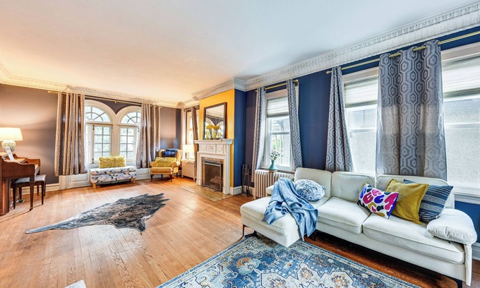 Waukegan House | 6 Mi to Naval Base: Spacious Waukegan Home w/Yard