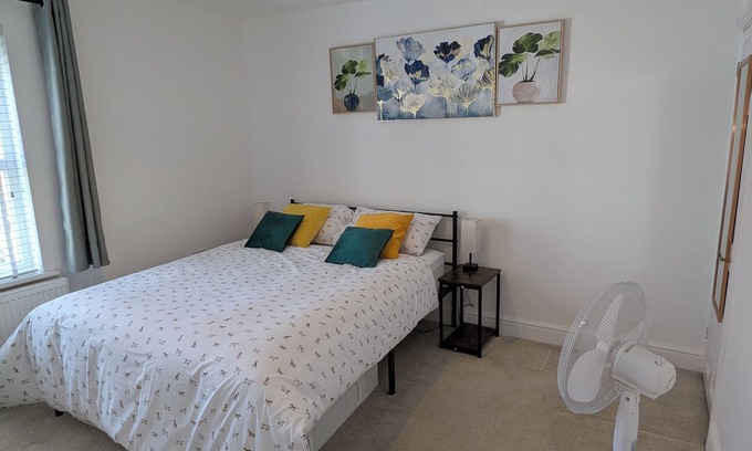 Southgate House | 6 minutes from Gatwick Airport. 33 minutes from Central London by train.