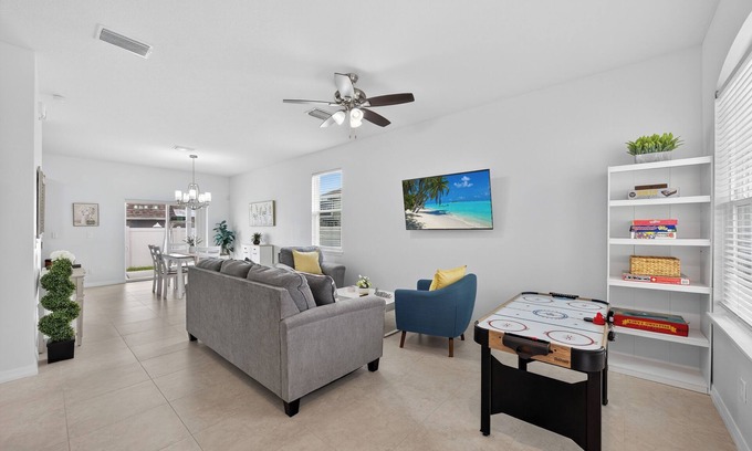 Tampa House | 6 minutes from Raymond James Stadium 15 minutes from Busch Gardens.