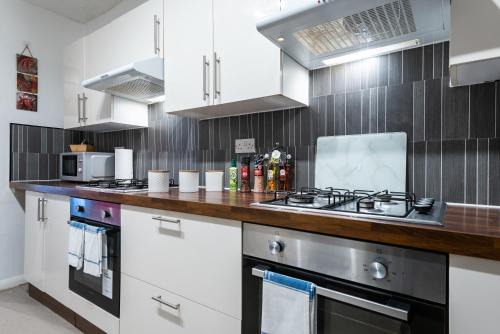 Hull House | 6 Roomy Bedrooms Favour Spacious Inn - Sleeps 13 Hull Central Location