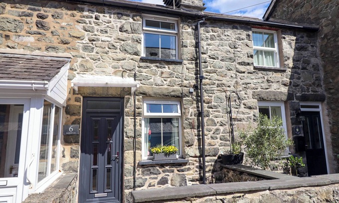 Dolgellau Cottage | 6 SMITHFIELD LANE, pet friendly, country holiday cottage in Dolgellau
