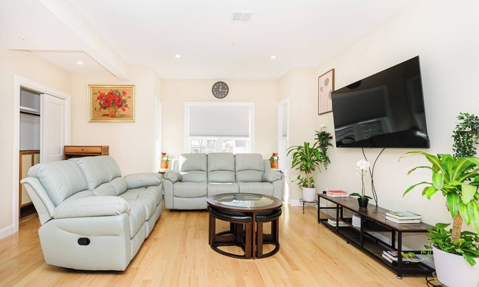 West Codman Hill - West Lower Mills Apartment | 60-2 3BR Boston - Modern Apt near Franklin Park