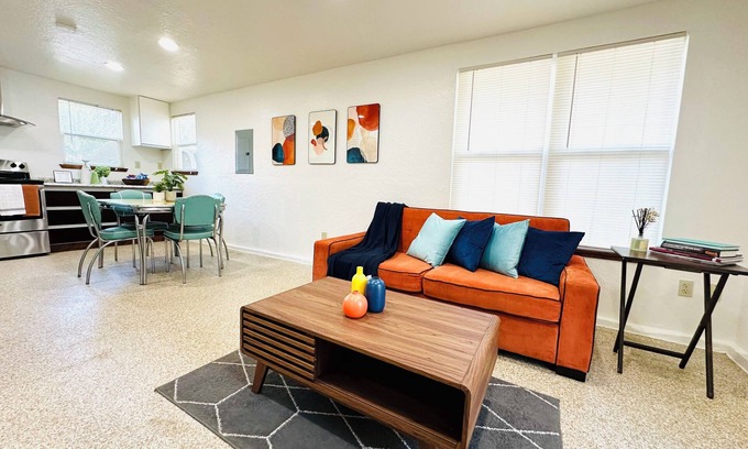 Norman Apartment | [614.5 A Jenkins]OU-Walk to Campus, Downtown Designer studio, and walking distance to Art and Dinos