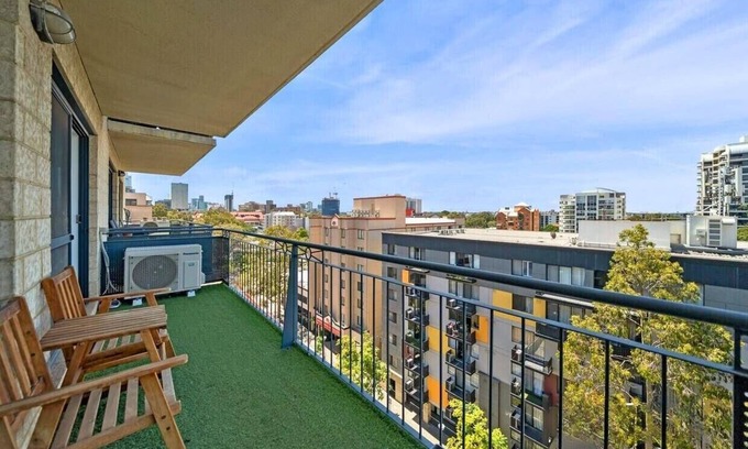East Perth Apartment | 64 Sweeping Views EastPerth 2BR Pool+Pkg