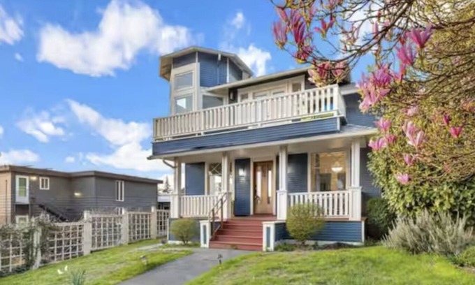 West Queen Anne House | 6B4B Luxury Home! Sleeps 20! Beautiful Views!