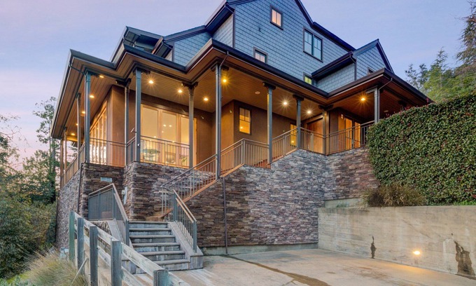 San Anselmo House | 6bd/3.5ba Marin Home w/Hot Tub + Billiards + BBQ