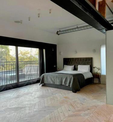 Winchmore Hill House | 7 Bed House - Sleeps 26 - Parking - Wifi - Garden