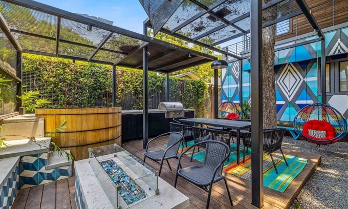 South Lamar House | 7 Bedroom near South Lamar - Hot tub|Sauna|Firepit