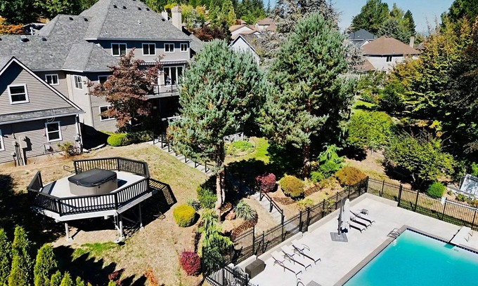 Gresham Villa | 7-Bedroom Villa in Fantastic Gresham with w/Pool, Hot Tub & Sauna