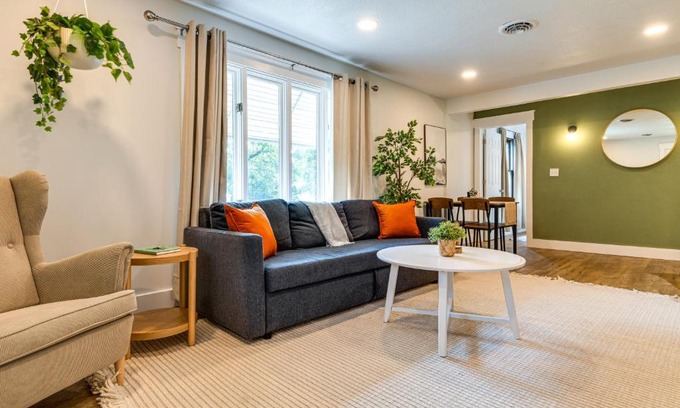 Maxwell House | 7 Mi to Mounds State Park Indiana Home with Porch!