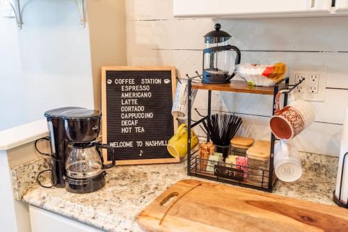 Salemtown House | 7 Min drive to Broadway- Walkable Neighborhood