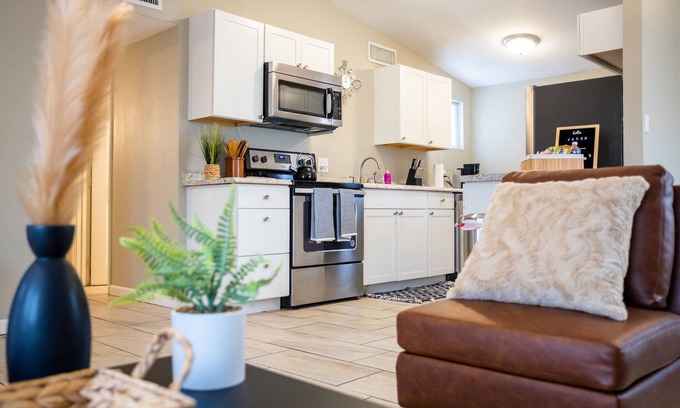 Yuma House | 7 minutes to Downtown! Centrally Located Cozy Home