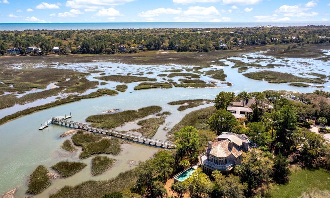 Vanderhorst Plantation House | 7 Rhetts Bluff: 6 Bedrooms, Pool & Dock, River & Marsh Views, Bike to Beach