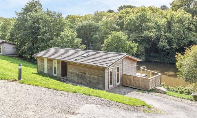 Looe Cottage | 7 WATER'S EDGE, pet friendly, luxury holiday cottage in Lanreath