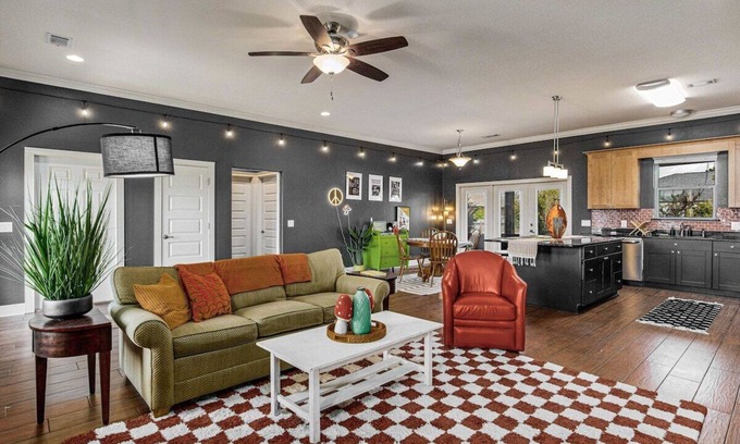 Gulf Breeze House | 70s Vibes - Pool, Hot Tub & Games! 15min to beach