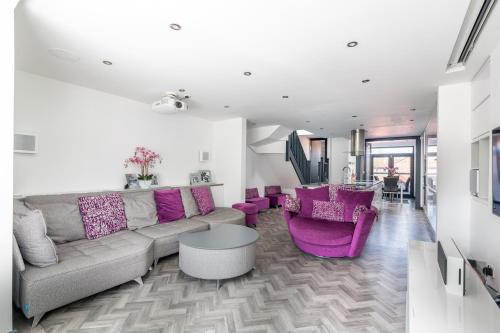 Heworth Apartment | 73 East Parade, Cherry Tree Apt Modern 3-bed Duplex Apt in York with 75 inch TV I Pass The Keys