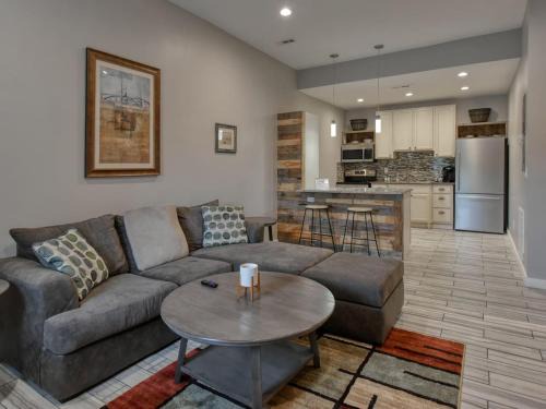 Maryville Apartment | 734 East Broadway, Unit 101