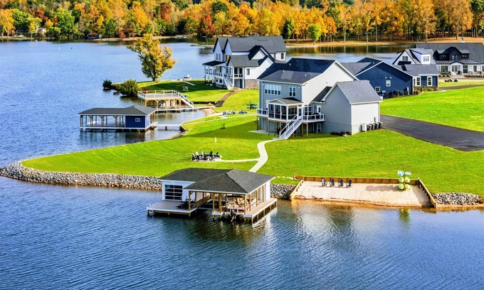 Mineral House | 7BR Private Pointe Lakefront Lake Anna Beach, Dock