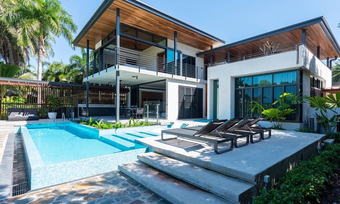Port Douglas House | 8 Beachfront Mirage - 6 Bedroom Luxury Home in Exclusive Position