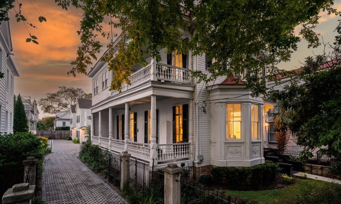 Cannonborough Elliotborough House | 8 Bedroom Retreat in the Heart of Downtown Charleston