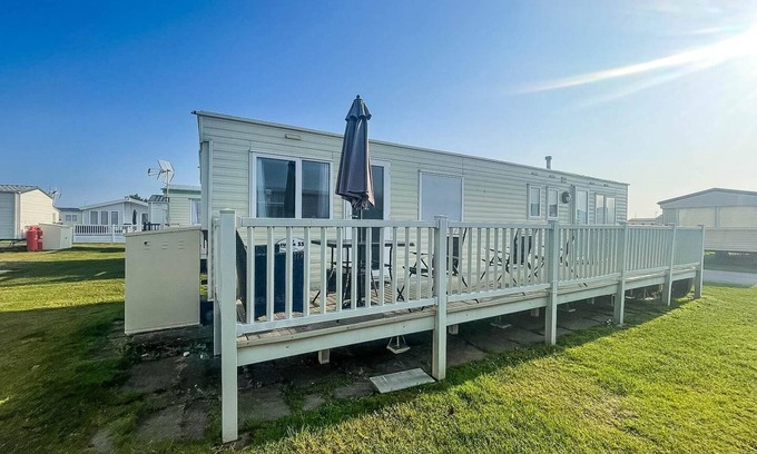 Heacham House | 8 berth caravan for hire by the beautiful beach in Heacham, Norfolk ref 21055A